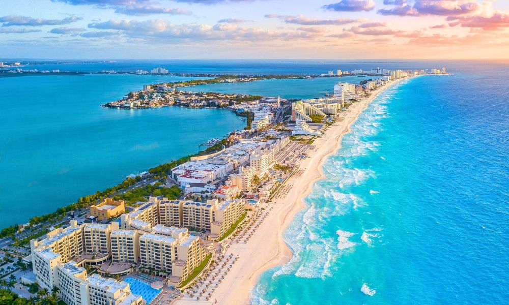 Flight route from Los Angeles to Cancun